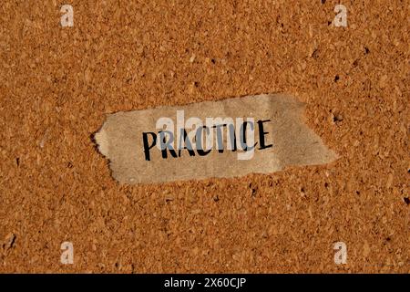 Esercitazione scritta su un pezzo di carta strappato con sfondo marrone. Simbolo della pratica concettuale. Copia spazio. Foto Stock