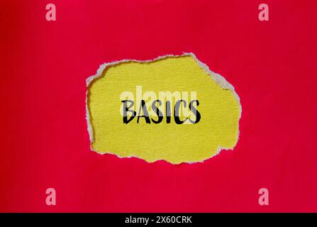 Parola di base scritta su carta rossa strappata con sfondo giallo. Simbolo della parola di base concettuale. Copia spazio. Foto Stock