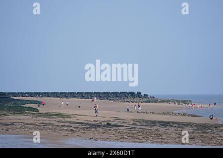 Gente a New Brighton Beach sul Wirral, Merseyside. Data foto: Domenica 12 maggio 2024. Foto Stock