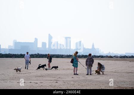 Gente a New Brighton Beach sul Wirral, Merseyside. Data foto: Domenica 12 maggio 2024. Foto Stock