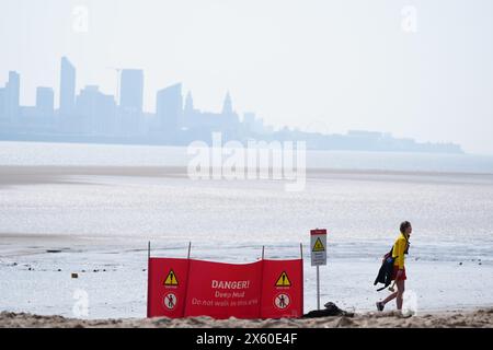 I bagnini fondano New Brighton Beach a Wirral, Merseyside. Data foto: Domenica 12 maggio 2024. Foto Stock