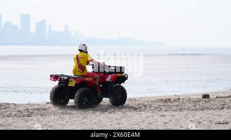 Bagnini sulla spiaggia di New Brighton sulla Wirral, Merseyside. Data foto: Domenica 12 maggio 2024. Foto Stock