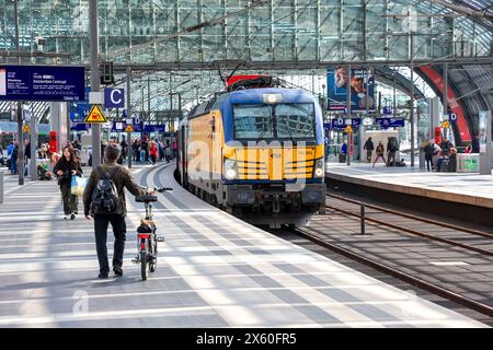 Eisenbahnverkehr - Berlin Hauptbahnhof - Intercity Zug nach Amsterdam Centraal. Die IC von Berlin nach Amsterdam werden gemeinsam von der Deutschen Bahn und der Nederlandse Spoorwegen NS betrieben. Die Siemens Vectron Lokomotive der NS ist vor deutsche Intercity 1 Wagen gespannt. Berlino, DEU, Deutschland, 08.05.2024 *** traffico ferroviario stazione centrale di Berlino treno Intercity per Amsterdam Centraal l'IC da Berlino ad Amsterdam è gestito congiuntamente da Deutsche Bahn e Nederlandse Spoorwegen NS la locomotiva Siemens Vectron di NS è sfruttata di fronte a German Intercity 1 Car Berlin, DEU, Germa Foto Stock