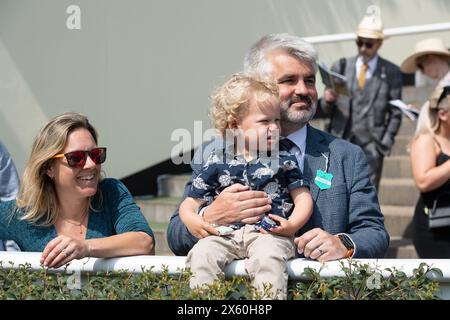 Ascot, Berkshire, Regno Unito. 11 maggio 2024. I piloti si godono il Peroni nastro Azzurro Victoria Cup Raceday presso l'Ascot Racecourse nel Berkshire. Crediti: Maureen McLean/Alamy Live News Foto Stock