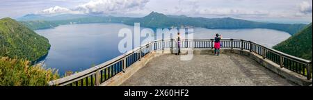 Vista panoramica del lago Mashu dalla terza piattaforma di osservazione in un tardo pomeriggio estivo a Teshikaga, nella parte orientale di Hokkaido, in Giappone. Foto Stock