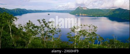 Vista panoramica del lago Mashu dalla prima piattaforma di osservazione in un tardo pomeriggio estivo a Teshikaga, nella parte orientale di Hokkaido, in Giappone. Foto Stock