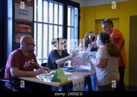 Barcellona, Spagna. 12 maggio 2024. Gli elettori si vedono votare in una stazione elettorale nel distretto di Guinardo, durante le elezioni nella regione della Catalogna, che potrebbero vedere il ritorno al potere dei leader independi. (Foto di Davide Bonaldo/SOPA Images/Sipa USA) credito: SIPA USA/Alamy Live News Foto Stock