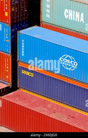 Raccolto selettivo di un gran numero di container di spedizione impilati sul molo presso l’enorme terminal container di Cassablanca, aprile 2024. Foto Stock