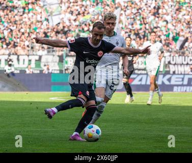 Sport, calcio, Bundesliga, 2023/2024, Borussia Moenchengladbach vs. SG Eintracht Frankfurt 1-1, Stadio Borussia Park, scena della partita, Mario Goetze (SGE) Left e Robin Hack (MG), I REGOLAMENTI DFL VIETANO QUALSIASI USO DI FOTOGRAFIE COME SEQUENZE DI IMMAGINI E/O QUASI-VIDEO Foto Stock