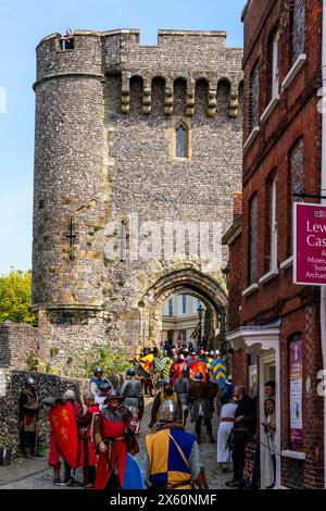 Lewes, Regno Unito. 12 maggio 2024. Le persone locali vestite in costume medievale prendono parte a una finta battaglia per celebrare la battaglia di Lewes del 1264 tra l'esercito del re Enrico III e l'esercito di Simon de Montfort a Lewes, nel Sussex, Regno Unito. Credito: Grant Rooney/Alamy Live News Foto Stock