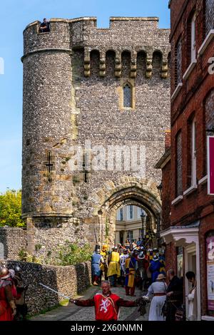 Lewes, Regno Unito. 12 maggio 2024. Le persone locali vestite in costume medievale prendono parte a una finta battaglia per celebrare la battaglia di Lewes del 1264 tra l'esercito del re Enrico III e l'esercito di Simon de Montfort a Lewes, nel Sussex, Regno Unito. Credito: Grant Rooney/Alamy Live News Foto Stock