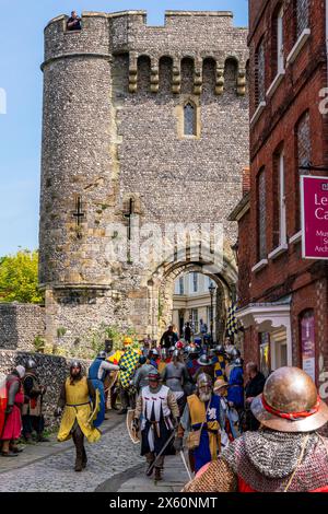 Lewes, Regno Unito. 12 maggio 2024. Le persone locali vestite in costume medievale prendono parte a una finta battaglia per celebrare la battaglia di Lewes del 1264 tra l'esercito del re Enrico III e l'esercito di Simon de Montfort a Lewes, nel Sussex, Regno Unito. Credito: Grant Rooney/Alamy Live News Foto Stock