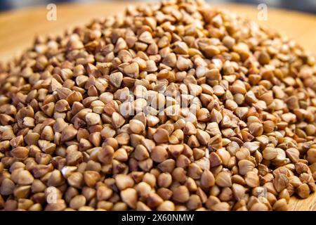 Grano saraceno con messa a fuoco morbida. Grano saraceno grezzo con sfondo morbido, che enfatizza la consistenza dei grani. Foto Stock