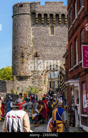 Lewes, Regno Unito. 12 maggio 2024. Le persone locali vestite in costume medievale prendono parte a una finta battaglia per celebrare la battaglia di Lewes del 1264 tra l'esercito del re Enrico III e l'esercito di Simon de Montfort a Lewes, nel Sussex, Regno Unito. Credito: Grant Rooney/Alamy Live News Foto Stock