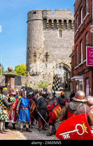 Lewes, Regno Unito. 12 maggio 2024. Le persone locali vestite in costume medievale prendono parte a una finta battaglia per celebrare la battaglia di Lewes del 1264 tra l'esercito del re Enrico III e l'esercito di Simon de Montfort a Lewes, nel Sussex, Regno Unito. Credito: Grant Rooney/Alamy Live News Foto Stock