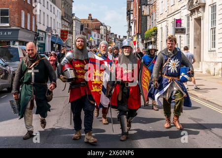 Lewes, Regno Unito. 12 maggio 2024. Le persone locali vestite in costume medievale prendono parte a una processione attraverso la città di Lewes per celebrare la battaglia di Lewes del 1264 tra l'esercito del re Enrico III e l'esercito di Simon de Montfort a Lewes, Sussex, Regno Unito. Credito: Grant Rooney/Alamy Live News Foto Stock