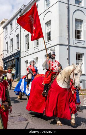 Lewes, Regno Unito. 12 maggio 2024. Le persone locali vestite in costume medievale prendono parte a una finta battaglia per celebrare la battaglia di Lewes del 1264 tra l'esercito del re Enrico III e l'esercito di Simon de Montfort a Lewes, nel Sussex, Regno Unito. Credito: Grant Rooney/Alamy Live News Foto Stock