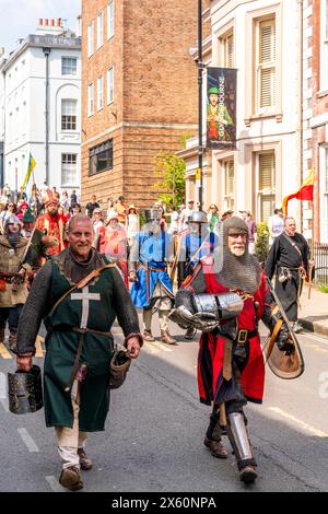 Lewes, Regno Unito. 12 maggio 2024. Le persone locali vestite in costume medievale prendono parte a una processione attraverso la città di Lewes per celebrare la battaglia di Lewes del 1264 tra l'esercito del re Enrico III e l'esercito di Simon de Montfort a Lewes, Sussex, Regno Unito. Credito: Grant Rooney/Alamy Live News Foto Stock