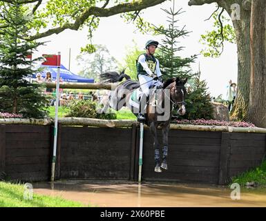 Badminton Estate, Gloucestershire, Regno Unito. 11 maggio 2024. 2024 MARS Badminton Horse Trials Day 4; Sam Watson (IRL) in sella al TALISMANO SAP entra in acqua durante il Cross Country il giorno 4 credito: Action Plus Sports/Alamy Live News Foto Stock