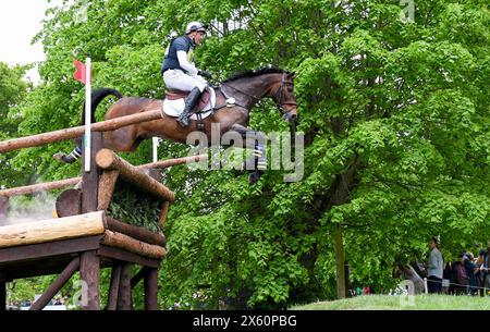 Badminton Estate, Gloucestershire, Regno Unito. 11 maggio 2024. 2024 MARS Badminton Horse Trials 4° giorno; Gubby Leech (GBR) in sella al ROYAL HARVEST durante il Cross Country il 4° giorno credito: Action Plus Sports/Alamy Live News Foto Stock