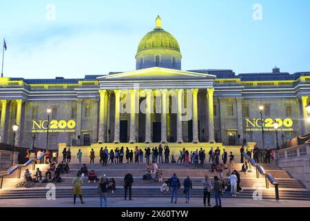 (240512) -- LONDRA, 12 maggio 2024 (Xinhua) -- questa foto scattata il 9 maggio 2024 mostra la prova di uno spettacolo di proiezione di luci per il 200° anniversario della National Gallery di Londra, in Gran Bretagna. La National Gallery of the United Kingdom (UK) di Londra ha dato il via a una serie di eventi per commemorare il suo 200° anniversario venerdì. (Xinhua/Zheng Bofei) Foto Stock