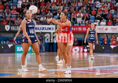 12 maggio 2024; Ken Rosewall Arena, Sydney, NSW, Australia: Suncorp Super Netball , New South Wales Swifts contro Melbourne Vixens; Allie Smith del NSW Swifts passa la palla Foto Stock