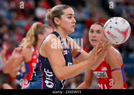 12 maggio 2024; Ken Rosewall Arena, Sydney, NSW, Australia: Suncorp Super Netball , New South Wales Swifts contro Melbourne Vixens; Sophie Garbin dei Melbourne Vixens passa la palla Foto Stock