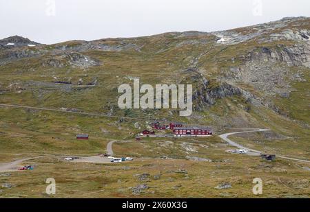 KROSSBU TURISTHYTTE, NORVEGIA - 24 AGOSTO 2023: Rifugio di montagna Krossbu lungo il Sognefjellsvegen. È uno dei passi più alti della Norvegia. Foto Stock