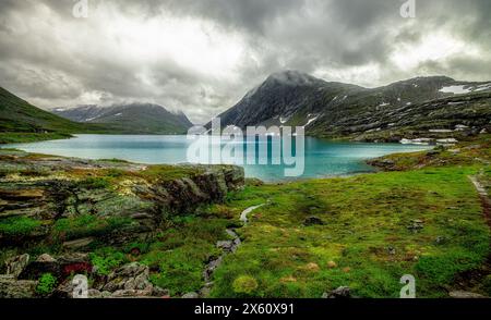 Panorama del lago Djupvatnet vicino al monte Dalsnibba e al Geirangerfjord in Norvegia. Montagne. Nuvole Foto Stock