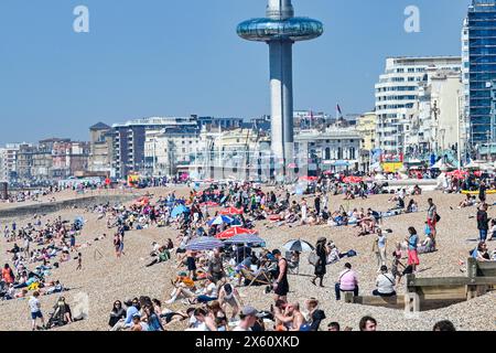 Brighton Regno Unito 12 maggio 2024 - i visitatori godono del caldo sole sulla spiaggia di Brighton, dato che le temperature si prevedono di raggiungere oggi i 27 gradi in alcune parti del Sud-Est. Accreditamento Simon Dack / Alamy Live News Foto Stock