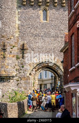 Lewes, Regno Unito. 12 maggio 2024. Le persone locali vestite in costume medievale prendono parte a una finta battaglia per celebrare la battaglia di Lewes del 1264 tra l'esercito del re Enrico III e l'esercito di Simon de Montfort a Lewes, nel Sussex, Regno Unito. Credito: Grant Rooney/Alamy Live News Foto Stock