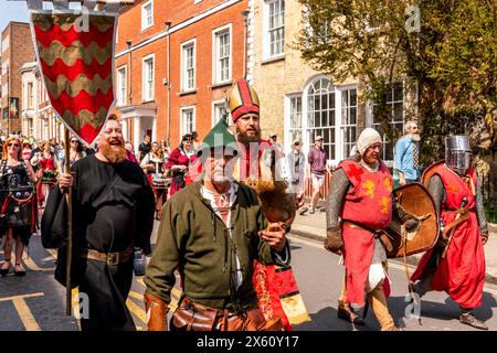 Lewes, Regno Unito. 12 maggio 2024. Le persone locali vestite in costume medievale sfilano per le strade di Lewes per celebrare la battaglia di Lewes del 1264 tra l'esercito di re Enrico III e l'esercito di Simon de Montfort a Lewes, Sussex, Regno Unito. Credito: Grant Rooney/Alamy Live News Foto Stock