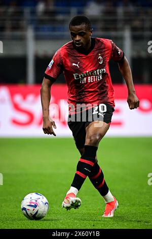 Milano, Italia l'11 maggio 2024. Pierre Kalulu, il difensore francese dell'AC Milan #20, in azione durante la partita di calcio italiana di serie A AC Milan vs Cagliari allo Stadio San Siro di Milano, Italia l'11 maggio 2024 credito: Piero Cruciatti/Alamy Live News Foto Stock