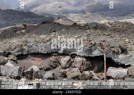Formazione rocciosa che mostra lo strato lavico sull'Etna, vulcano attivo in Sicilia, aprile 2024 Foto Stock