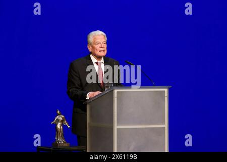 Der russische Regimekritiker Alexej Nawalny 1976-2024 wird postum mit dem Friedenspreis Dresden ausgezeichnet. Die Laudatio auf Alexej Nawalny hielt Bundespraesident A.D. Joachim Gauck Mitte im foto vom 12.05.2024, Die Witwe des im February gestorbenen Oppositionsfuehrers, Julia Nawalnaja, nahm die Auszeichnung am 12. Mai im Schauspielhaus Dresden entgegen. Geehrt Wird Nawalnys Einsatz fuer Freiheit, Demokratie und Frieden. Der Preis ist mit 10,000 Euro dotiert. Siehe epd-Meldung vom 12.05.2024 SOLO PER USO EDITORIALE *** il dissidente russo Alexei Navalny 1976 2024 riceve postumo la Dresda Foto Stock