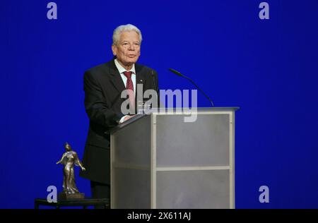 Der russische Regimekritiker Alexej Nawalny 1976-2024 wird postum mit dem Friedenspreis Dresden ausgezeichnet. Die Laudatio auf Alexej Nawalny hielt Bundespraesident A.D. Joachim Gauck Mitte im foto vom 12.05.2024, Die Witwe des im February gestorbenen Oppositionsfuehrers, Julia Nawalnaja, nahm die Auszeichnung am 12. Mai im Schauspielhaus Dresden entgegen. Geehrt Wird Nawalnys Einsatz fuer Freiheit, Demokratie und Frieden. Der Preis ist mit 10,000 Euro dotiert. Siehe epd-Meldung vom 12.05.2024 SOLO PER USO EDITORIALE *** il dissidente russo Alexei Navalny 1976 2024 riceve postumo la Dresda Foto Stock