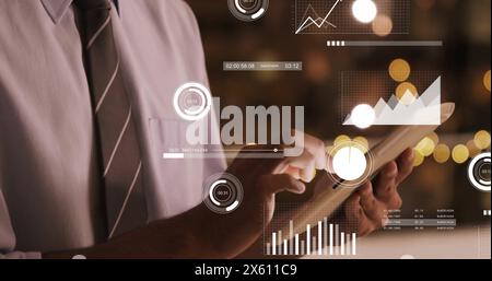 Immagine dell'interfaccia infografica e dell'uomo d'affari caucasico ritagliato che utilizza un tablet digitale Foto Stock