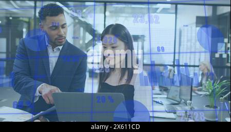 Immagine di grafici con numeri variabili rispetto a colleghi diversi che discutono di report su notebook Foto Stock