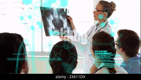 Immagine di elaborazione dei dati su team di medici, operatori sanitari che discutono su radiografia in ospedale Foto Stock