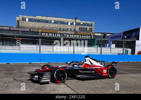 94 WEHRLEIN Pascal (Ger), TAG HEUER Porsche Formula e Team, Porsche 99X Electric, azione durante l'ePrix di Berlino 2024, 7° incontro del Campionato Mondiale ABB FIA Formula e 2023-24, sul circuito di Tempelhof Airport Street dal 10 al 12 maggio 2024 a Berlino, Germania Foto Stock