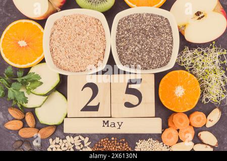 Calendario cubo con data del giorno Mondiale della tiroide e il miglior cibo contenente minerali naturali e vitamine per la tiroide sana Foto Stock