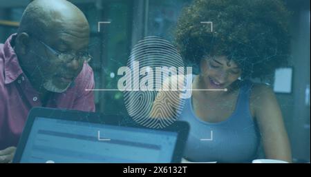 Immagine dell'elaborazione biometrica dei dati delle impronte digitali su diversi dipendenti aziendali in ufficio Foto Stock