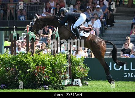 Badminton Estate, Gloucestershire, Regno Unito. 12 maggio 2024. 2024 MARS Badminton Horse Trials 5° giorno; Georgie Goss (IRL) in sella a FELOUPE durante lo spettacolo saltando il 5° giorno credito: Action Plus Sports/Alamy Live News Foto Stock