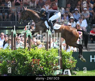 Badminton Estate, Gloucestershire, Regno Unito. 12 maggio 2024. 2024 MARS Badminton Horse Trials 5° giorno; Selina Milnes (GBR) in sella a GELMER durante lo spettacolo salto il 5° giorno credito: Action Plus Sports/Alamy Live News Foto Stock