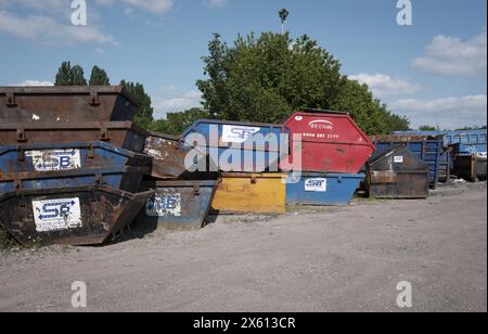 Salti vuoti nel deposito dell'azienda di gestione e riciclaggio dei rifiuti Foto Stock