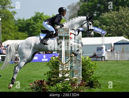 Badminton Estate, Gloucestershire, Regno Unito. 12 maggio 2024. 2024 MARS Badminton Horse Trials 5° giorno; Jessica Phoenix (CAN) in sella a WABBIT durante lo spettacolo saltando il 5° giorno credito: Action Plus Sports/Alamy Live News Foto Stock