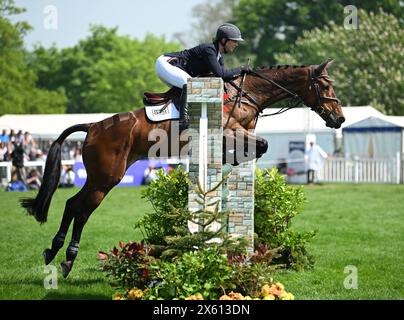 Badminton Estate, Gloucestershire, Regno Unito. 12 maggio 2024. 2024 MARS Badminton Horse Trials 5° giorno; Georgie Goss (IRL) in sella a FELOUPE durante lo spettacolo saltando il 5° giorno credito: Action Plus Sports/Alamy Live News Foto Stock