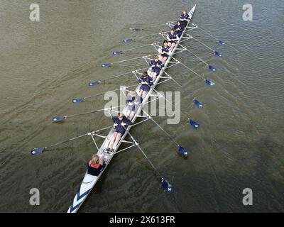 Bambini della Shrewsbury School che regnano sul fiume Severn Foto Stock
