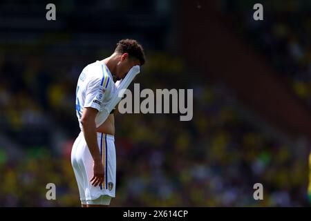 Carrow Road, Norwich, Norfolk, Regno Unito. 12 maggio 2024. EFL Championship Play Off Football, semifinale, First Leg, Norwich City contro Leeds United; Un degetto Ethan Ampadu del Leeds United come Leeds lotta per il controllo del gioco Credit: Action Plus Sports/Alamy Live News Foto Stock