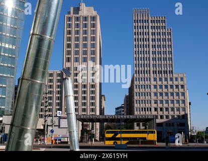 Berlino, Germania. 21 aprile 2024. 21.04.2024, Berlino. Gli alti edifici del Ritz-Carlton Hotel a Potsdamer Platz. Credito: Wolfram Steinberg/dpa credito: Wolfram Steinberg/dpa/Alamy Live News Foto Stock